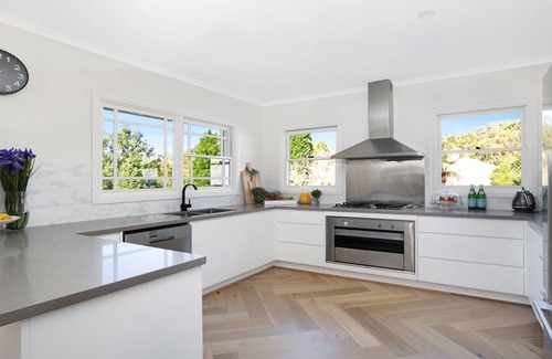 Mittagong House | Dun Barra – private, tranquil property on Mount Gibraltar with seasonal garden and distant view