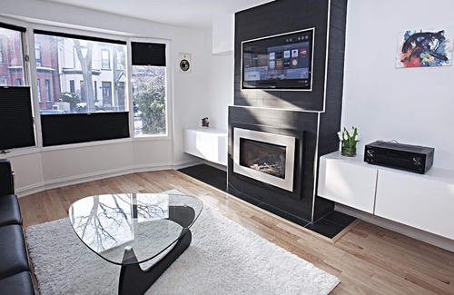 Cabbagetown South House | DUNDAS SQUARE Luxury - hybrid office & Fireplace!