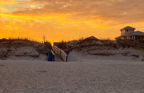 Kure Beach House | "Dune Our Thing" Pup FRIENDLY suite 1
