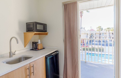 Savannah Beach Hotel | Dunes Inn & Suites