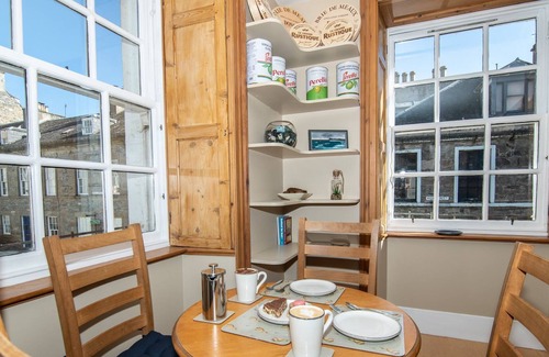Murthly Cottage | Dunkeld Townhouse Apartment - sleeps 2 - 4 guests in 1 bedroom