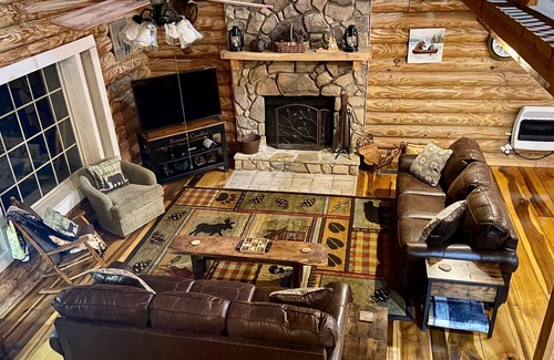 Sevierville Cabin | Dunn Creek Hideaway: a serene, true log cabin on the creek