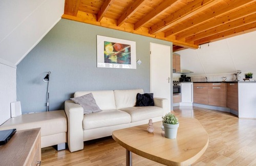 Zwiggelte House | Dunnock I Home with Fireplace in Surrounding Garden