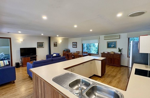 Dunsborough House | Dunsborough Delight – Spacious Beachside Retreat in Old Dunsborough