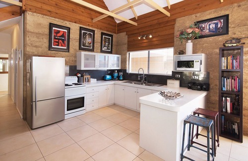 Dunsborough House | Dunsborough spa cottage - quiet spot, central town
