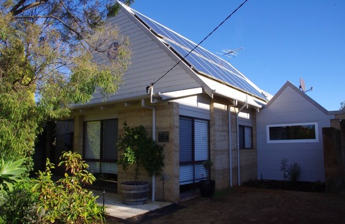 Dunsborough House | Dunsborough spa cottage - quiet spot, central town