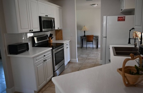 North Port House | Dunsmuir House-Near Warm Mineral Springs, Beaches, Heron Golf & Water Park- WiFi