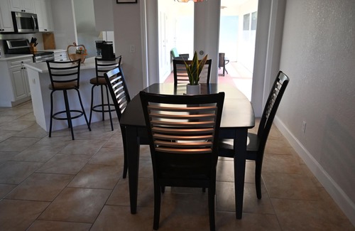 North Port House | Dunsmuir House-Near Warm Mineral Springs, Beaches, Heron Golf & Water Park- WiFi