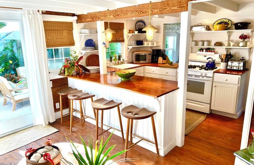 Hope Town House | Dunwanderin-Historic Cottage in the Heart of Hope Town w/dock