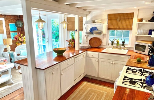 Hope Town House | Dunwanderin-Historic Cottage in the Heart of Hope Town w/dock