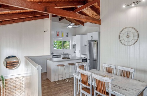 Rainbow Beach House | Dunworkin - Rainbow Beach. Room for everyone and pet friendly! Free Wi-fi. Pool