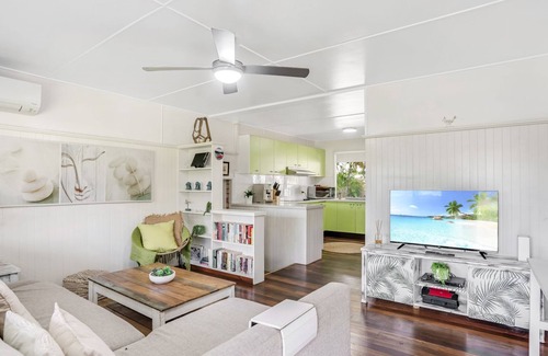 Rainbow Beach House | Dunworkin - Rainbow Beach. Room for everyone and pet friendly! Free Wi-fi. Pool