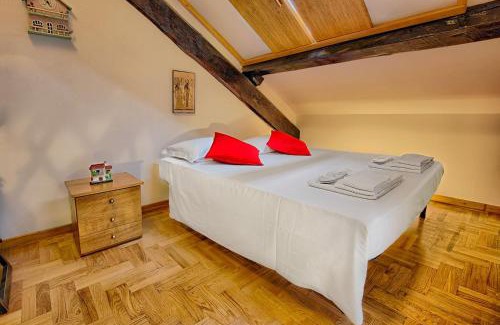 Milan Apartment | Duomo-City Life In The Heart Of The City!