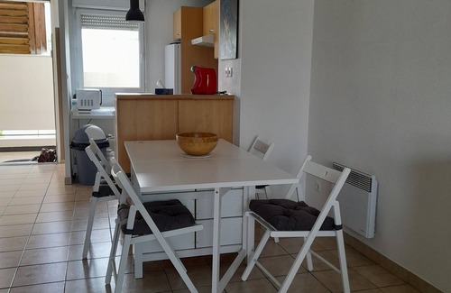 Ambares-et-Lagrave Apartment | Duplex apartment with swimming pool and secure parking 20 minutes from Bordeaux.