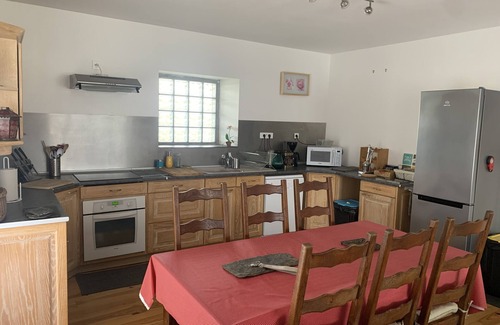 Saint-Derrien Cottage | Duplex apartment in former dairy for up to 9 people, 25 minutes from the beach