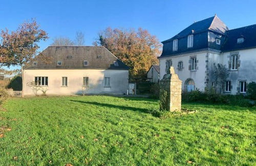 Saint-Derrien Cottage | Duplex apartment in former dairy for up to 9 people, 25 minutes from the beach