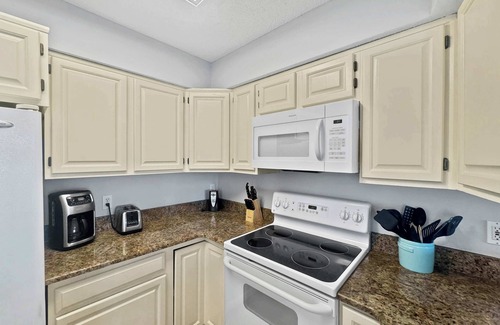 Gulf Shores House | Duplex Beach Home for 6 with Balcony & Resort-style Amenities