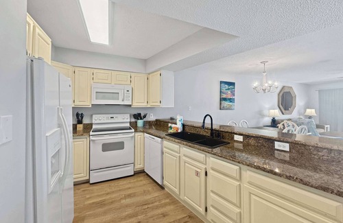 Gulf Shores House | Duplex Beach Home for 6 with Balcony & Resort-style Amenities