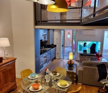 Gares Apartment | Duplex Chic Climatisé avec terrasse proche Comédie