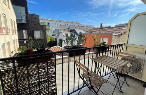 Les Puces de Saint-Ouen Apartment | Duplex Loft industrial, Flea market St Ouen, Quiet