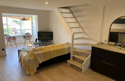 Le Brusc Apartment | Duplex on the port of Brusc, Beach, Pier, Shops on foot