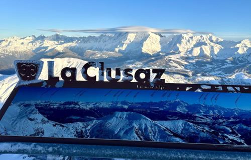 La Clusaz Apartment | Duplex skis aux pieds centre village - 6 couchages - 2 salles de bain