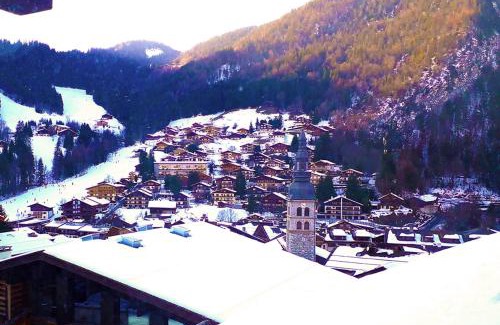 La Clusaz Apartment | Duplex skis aux pieds centre village - 6 couchages - 2 salles de bain