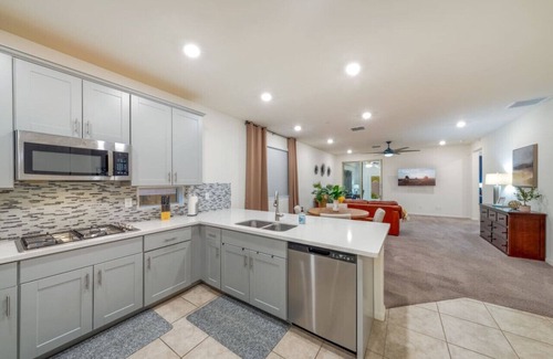 Casas Adobes House | Duplex-Style House/Split/3 BR 3 BA/Office
