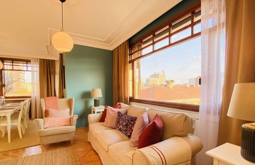 Goztepe Apartment | Duplex Unit with Patio and Balcony, 5 min from Sea