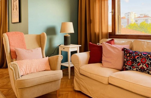 Goztepe Apartment | Duplex Unit with Patio and Balcony, 5 min from Sea
