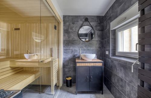 Eragny Bed & Breakfast | Duplex with sauna in a loft on the banks of the Oise, 5 minutes from public transport