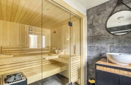 Eragny Bed & Breakfast | Duplex with sauna in a loft on the banks of the Oise, 5 minutes from public transport