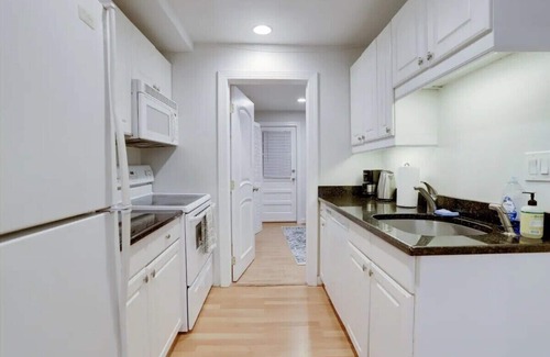 Logan Circle House | Dupont: Pet-friendly+Metro+42"Roku+Desk+FAST Wi-Fi