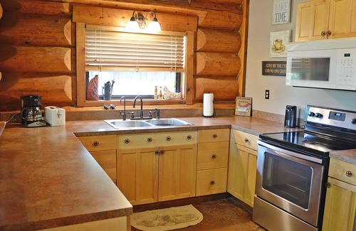 Marble Falls Cabin | Dustin: Your Charming Lakeside Getaway Awaits!