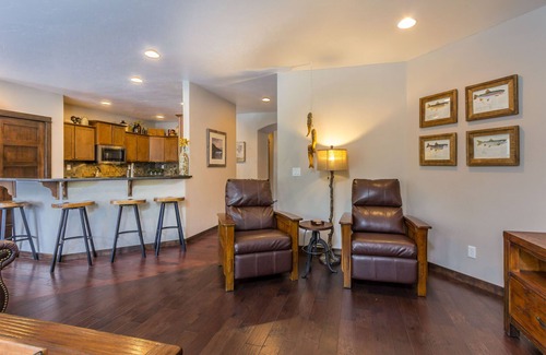 Deer Park House | DUTC11 - Huge Home, SHARC passes for 2025, Hot Tub, A/C, Ping Pong