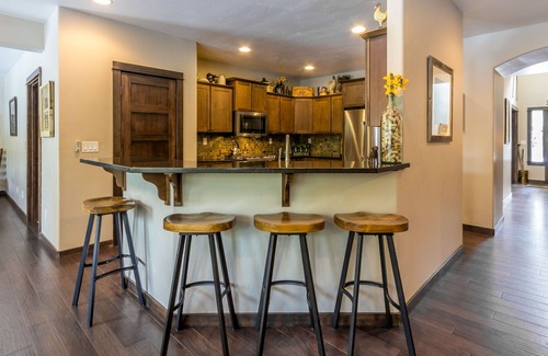 Deer Park House | DUTC11 - Huge Home, SHARC passes for 2025, Hot Tub, A/C, Ping Pong