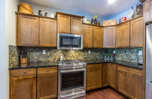 Deer Park House | DUTC11 - Huge Home, SHARC passes for 2025, Hot Tub, A/C, Ping Pong