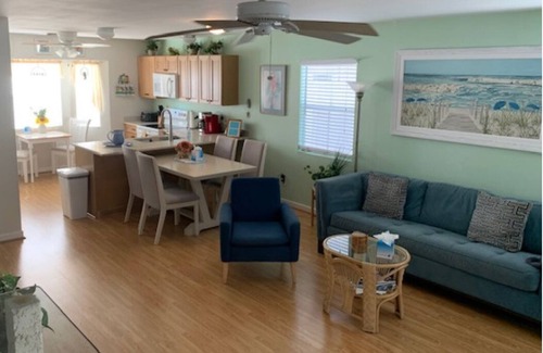 Old Town House | DUVAL SQUARE, KEY WEST Lovely 2 Bedroom 2.5 Bath Condo in a GREAT Location!