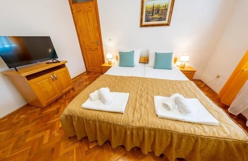 Mostar Apartment | Dvokrevetna soba s bračnim krevetom i pogledom na vrt