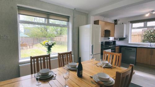 West Boldon House | Dwellcome Home Ltd 3 DOUBLE Bedroom House Boldon, Ideal for long term contractor, etc stays, Free Parking, Fast WIFI, 3 miles 7 mins drive to Nissan, 15 mins to Sunderland Newcastle, Regular Housekeeping Options - see our site for assurance