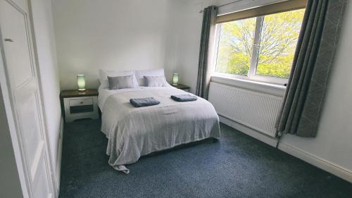 West Boldon House | Dwellcome Home Ltd 3 DOUBLE Bedroom House Boldon, Ideal for long term contractor, etc stays, Free Parking, Fast WIFI, 3 miles 7 mins drive to Nissan, 15 mins to Sunderland Newcastle, Regular Housekeeping Options - see our site for assurance