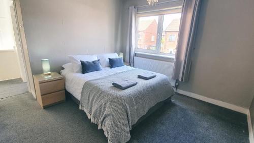 West Boldon House | Dwellcome Home Ltd 3 DOUBLE Bedroom House Boldon, Ideal for long term contractor, etc stays, Free Parking, Fast WIFI, 3 miles 7 mins drive to Nissan, 15 mins to Sunderland Newcastle, Regular Housekeeping Options - see our site for assurance