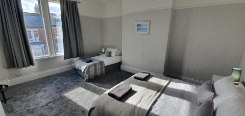 Westoe Apartment | Dwellcome Home Ltd 4 King Bedroom Townhouse, Free Parking, Fast WIFI, Fully Equipped Kitchen, 15 min drive to Nissan, 20 min to Newcastle Sunderland, Ideal for Long Term Contractor etc Stays, Regular Housekeeping Option - See Our Site for Assurance