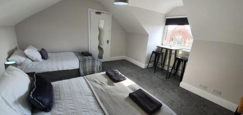 Westoe Apartment | Dwellcome Home Ltd 4 King Bedroom Townhouse, Free Parking, Fast WIFI, Fully Equipped Kitchen, 15 min drive to Nissan, 20 min to Newcastle Sunderland, Ideal for Long Term Contractor etc Stays, Regular Housekeeping Option - See Our Site for Assurance