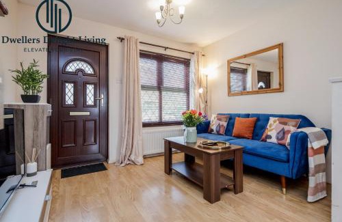 Redbridge Apartment | Dwellers Delight Living Ltd Serviced accommodation 2 Bed House, free Wifi & Parking, Prime Location London, Woodford
