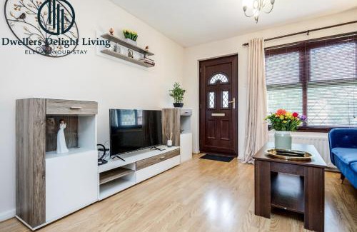 Redbridge Apartment | Dwellers Delight Living Ltd Serviced accommodation 2 Bed House, free Wifi & Parking, Prime Location London, Woodford
