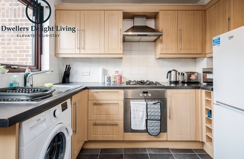 Roding House | Dwellers Delight Living Serviced Accommodation ★ 2 Bed House ★Woodford, London.