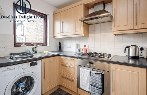 Roding House | Dwellers Delight Living Serviced Accommodation ★ 2 Bed House ★Woodford, London.