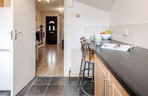 Roding House | Dwellers Delight Living Serviced Accommodation ★ 2 Bed House ★Woodford, London.