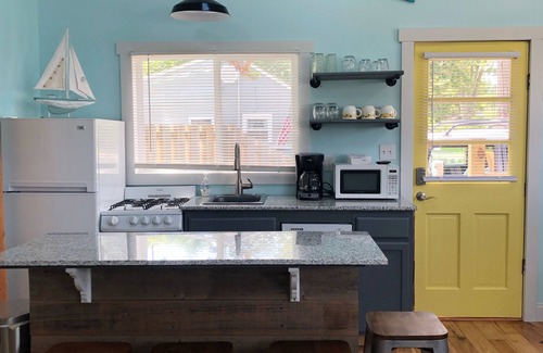 Geneva-on-the-Lake Cottage | Dylan’s Lighthouse is a beautiful newly remodeled 2 bedroom cottage.